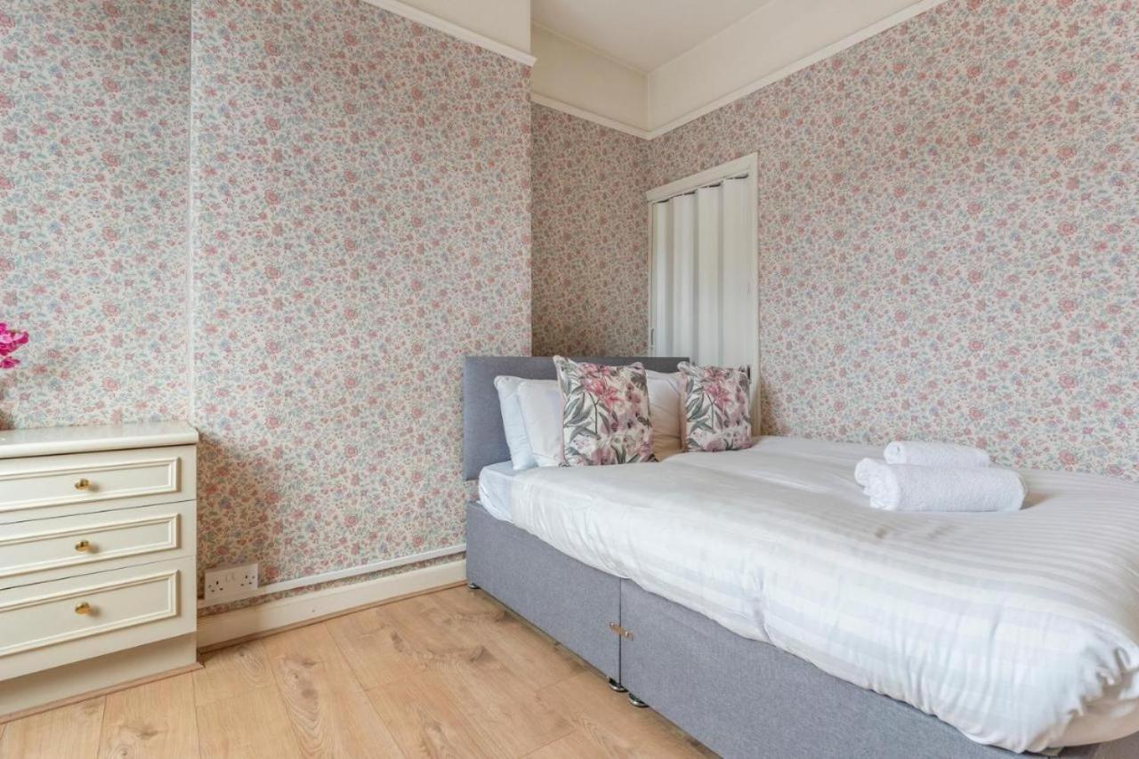 Holiday home Stylish 3-bed Near Centre *