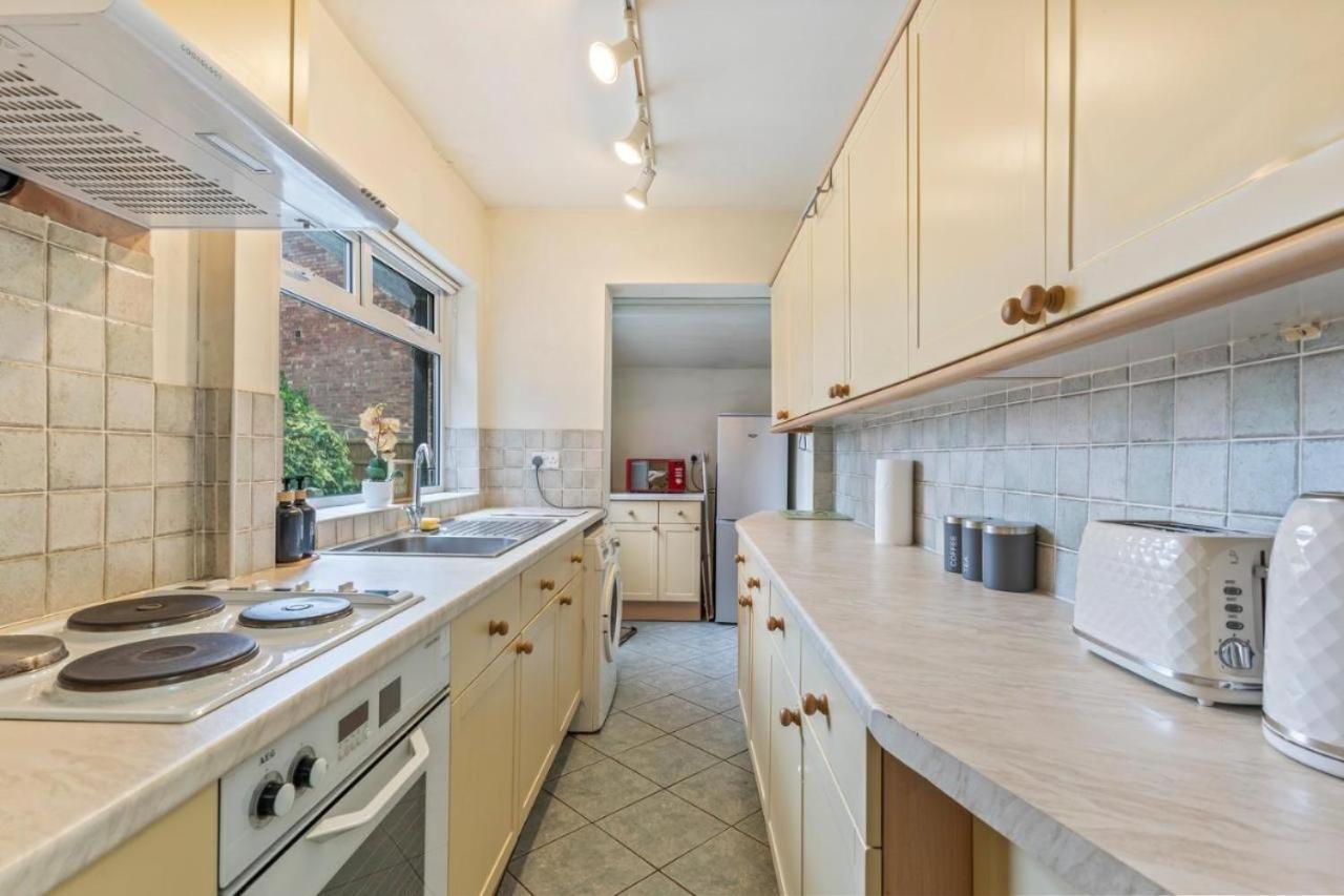 Holiday home Stylish 3-bed Near Centre